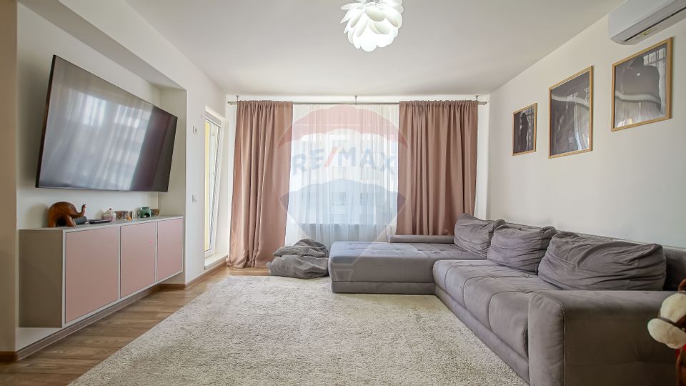 Apartament cu 2 camere și boxă de vânzare la Top City în Tractorul