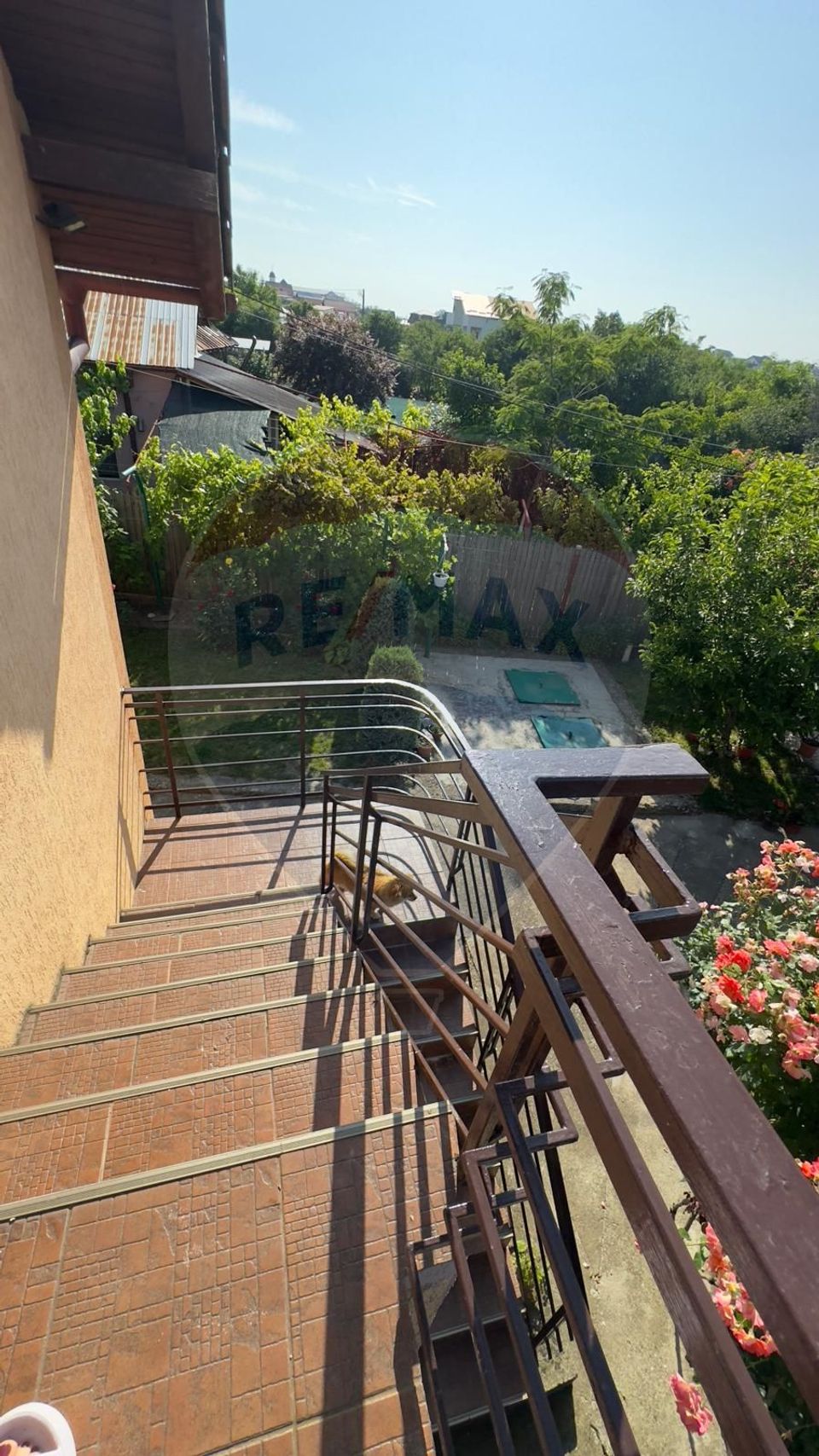 De vânzare 2 Corpuri de Casa si Teren 1388 mp in Geamăna, Bradu