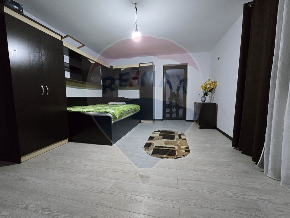 Casă / Vilă cu 4 camere de vânzare în zona Periferie