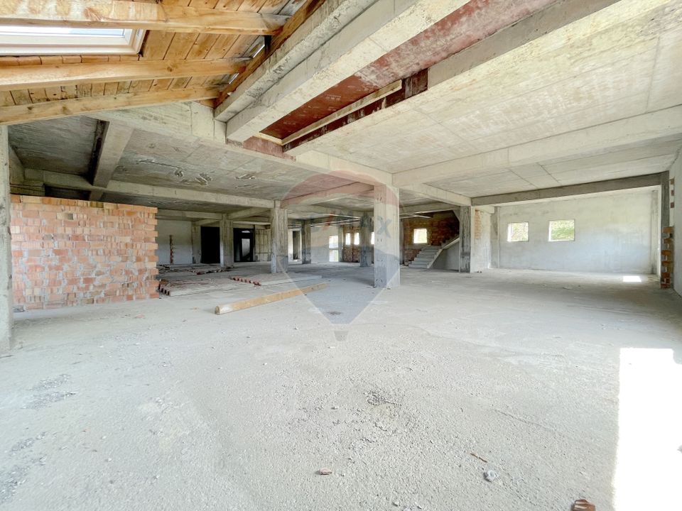 Land and multifunctional building, Poiana Brasov