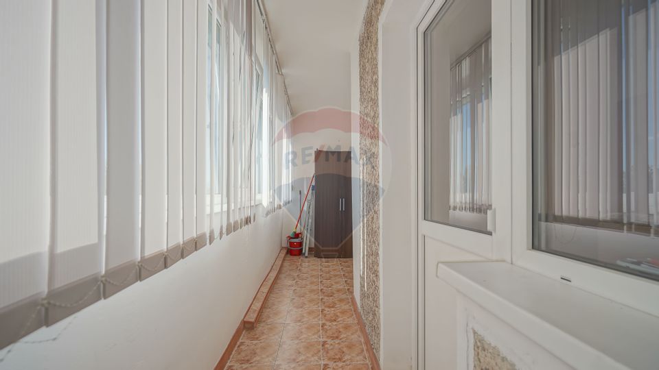 Apartament cu 3 camere de vânzare în Tractorul, Str. Independentei