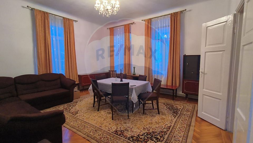 Casă cu 3 camere de vânzare în zona Centrală