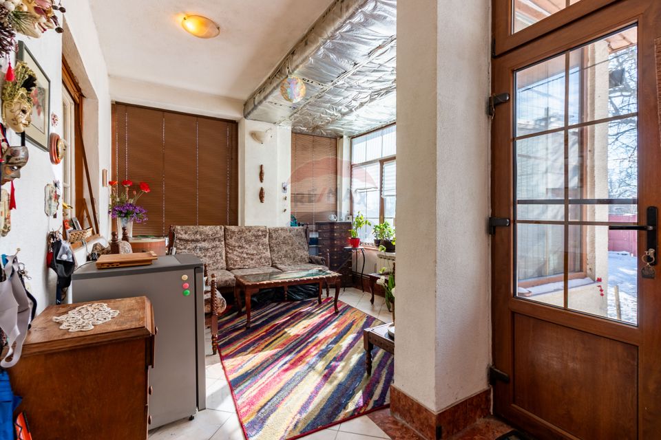 Casă / Vilă cu 4 camere de vânzare în zona Giulesti Sarbi