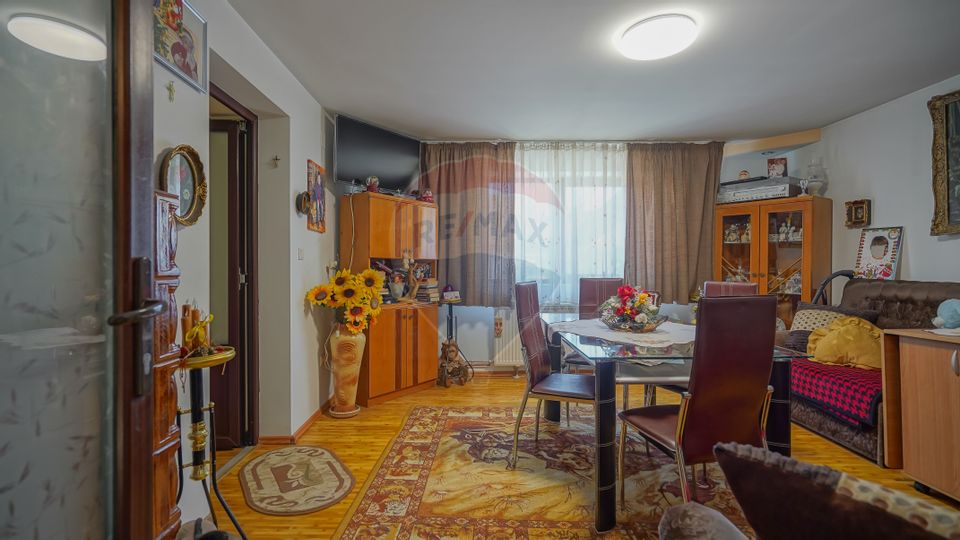 Casă cu 2 apartamente, teren 600 mp, deschidere la 2 străzi, Cristian