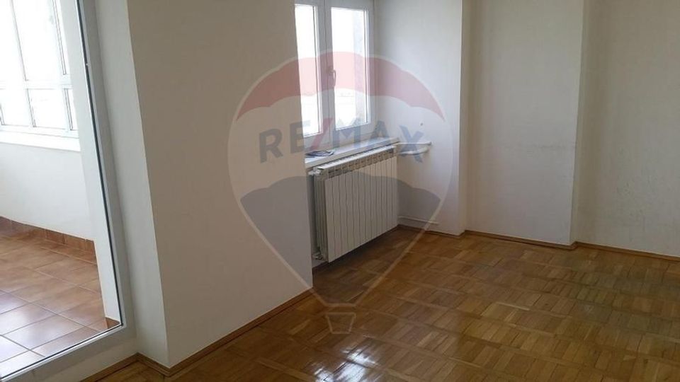 INCHIRIERE/Apartament spațios cu 4 camere – Bd. Unirii nr. 76
