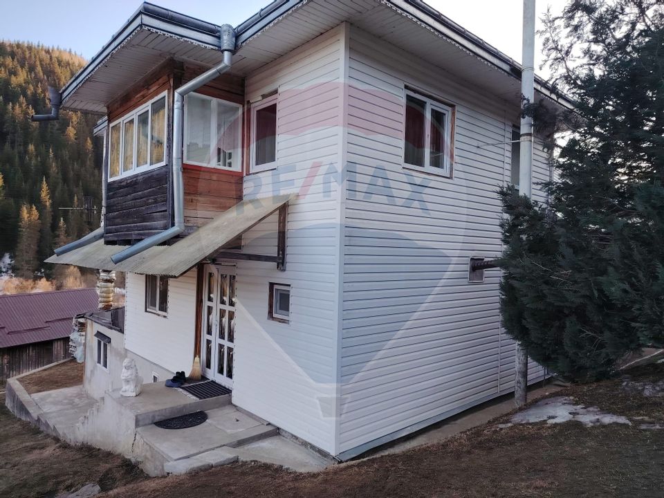 Case cu 7 camere de vânzare în comuna Panaci, sat Drăgoiasa.