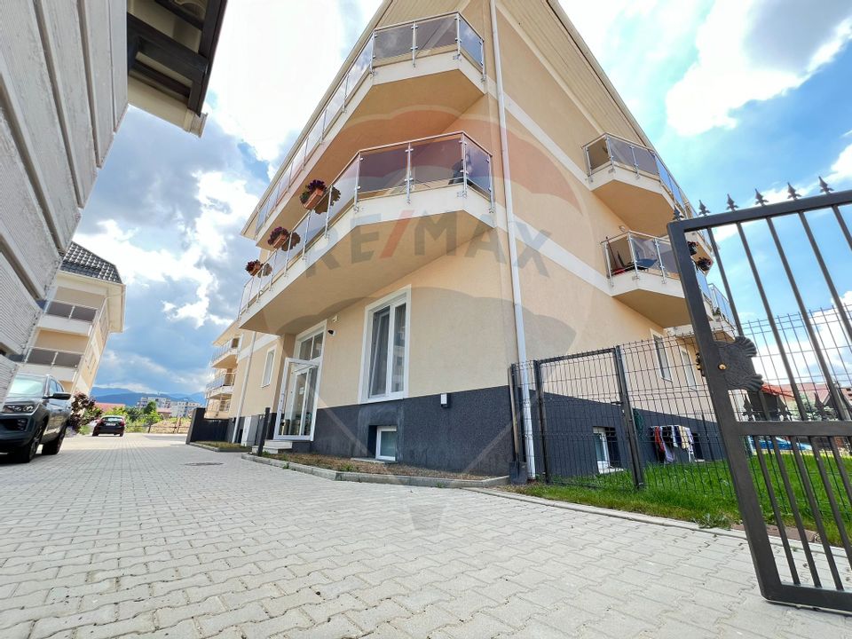 Apartament cu 3 camere cu CURTE PROPRIE  de vânzare în zona Tractorul