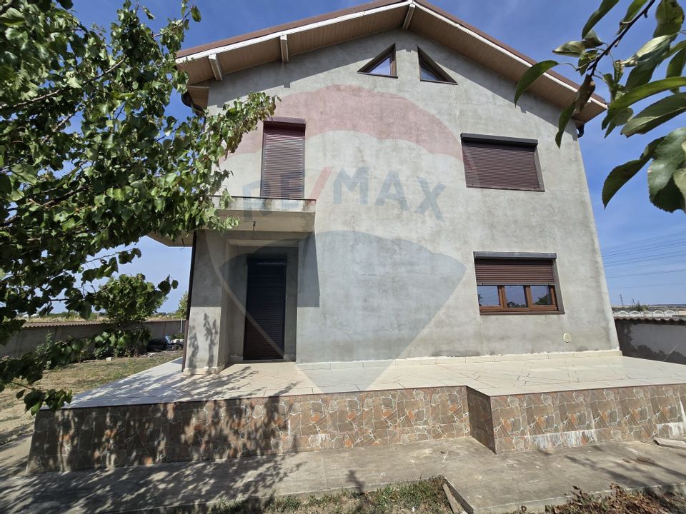 Casă / Vilă cu 4 camere de vânzare în zona Periferie