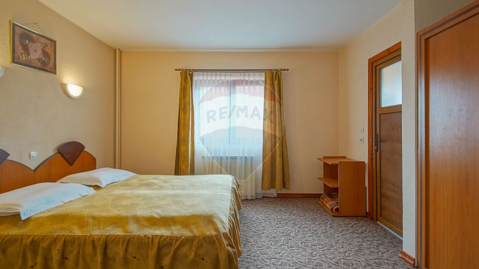 Comision 0 %! Pensiune cu 12 camere de vânzare, str. De Mijloc!