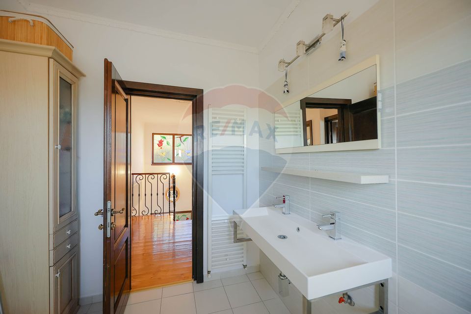 Casă / Vilă cu 5 camere de vânzare în zona Dealuri Oradea