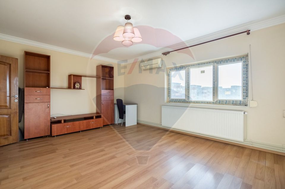 Apartament cu 3 camere de vânzare în zona Drumul Sarii