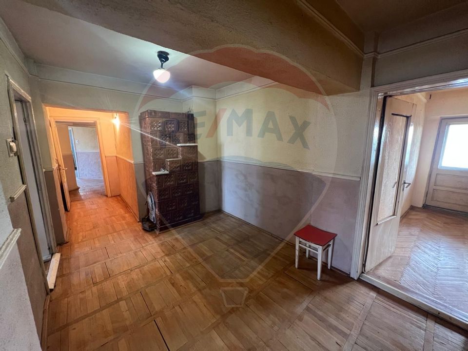 Apartament cu 4 camere de vânzare în zona Central