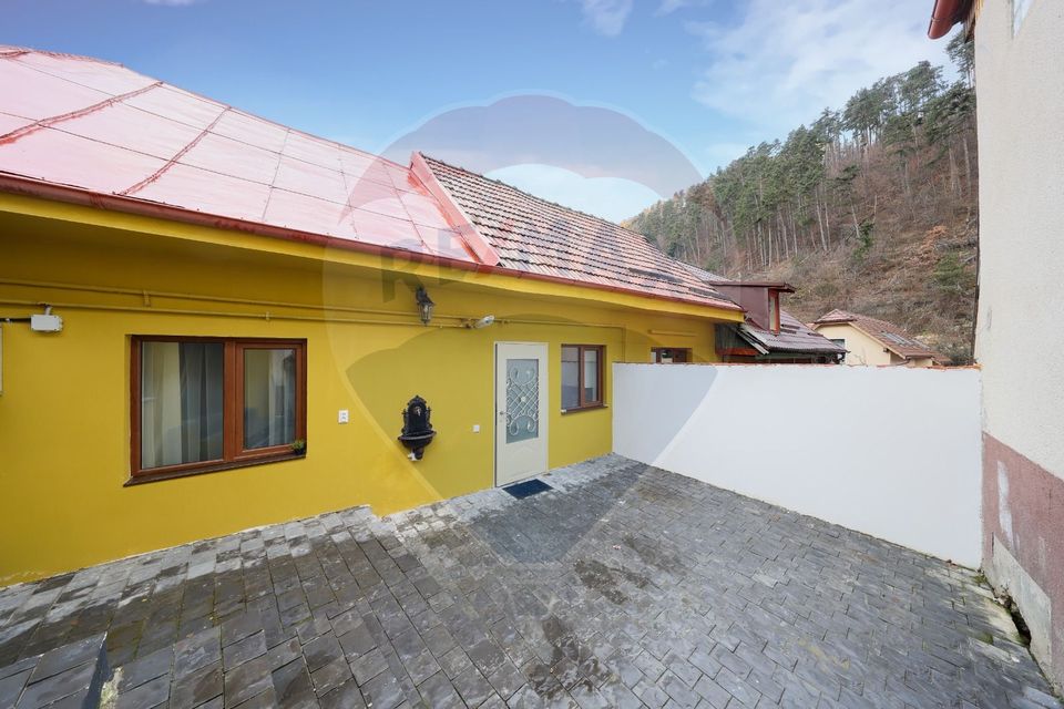 Casă cu 2 camere + curte 40 mp în zona Centrul Istoric