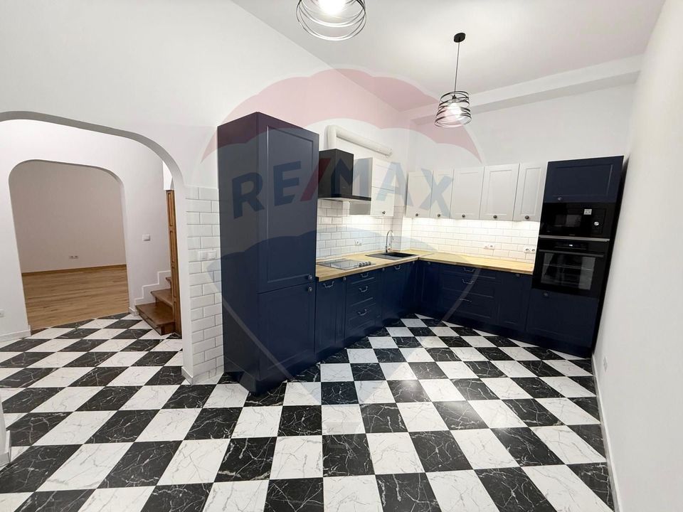 Apartament 4 camere, pe 2 niveluri si curte comuna în Centru