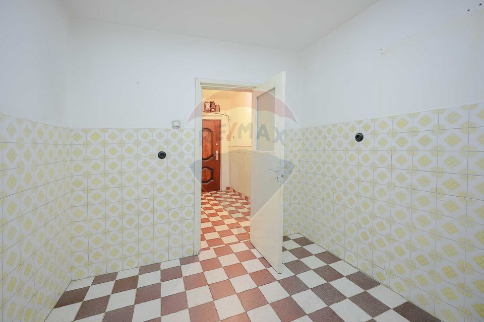 Apartament cu 3 camere de vânzare, în zona Rogerius