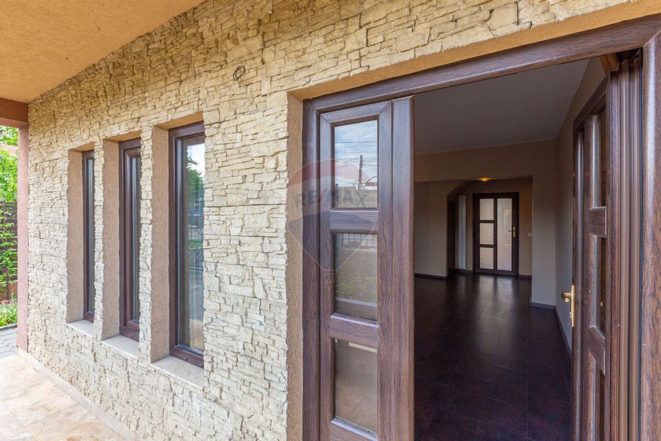 10 room House / Villa for sale, Serbanesti area