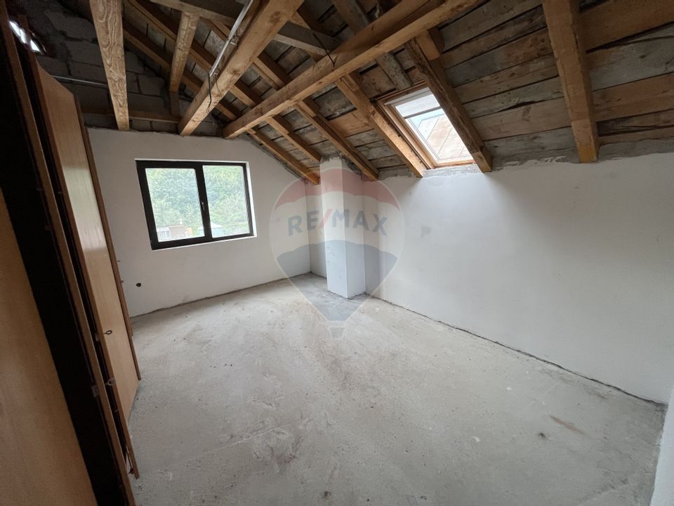 Casă de vânzare în Câmpulung la preț de apartament.