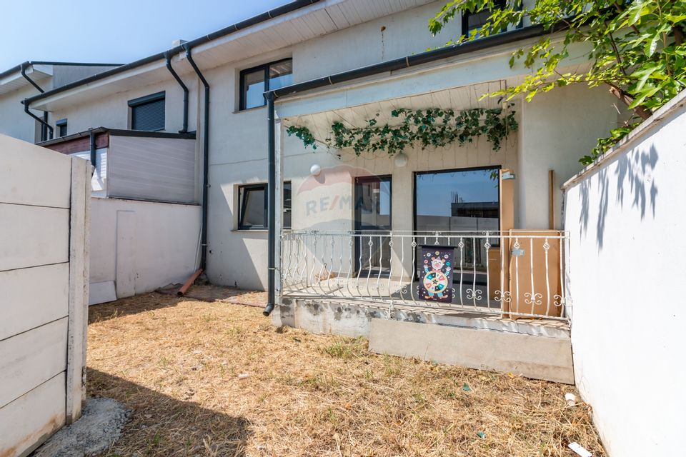 Casă / Vilă in Corbeanca,  toate utilitatile, strada principala