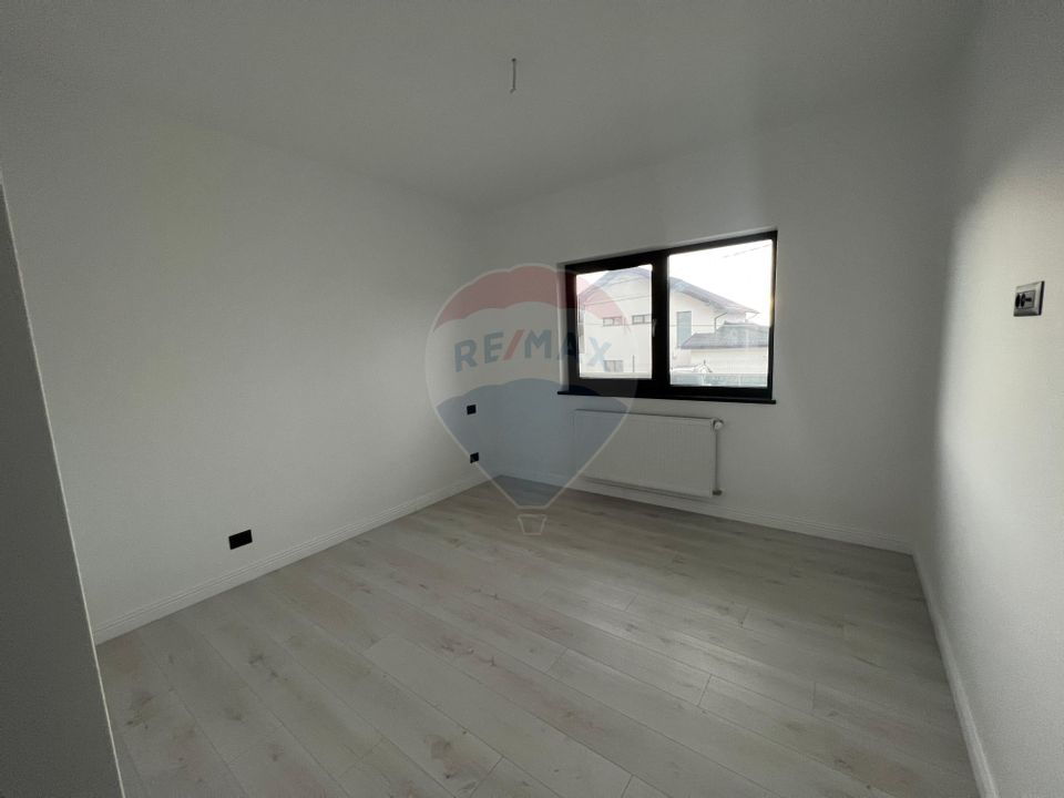Apartament nou, 3 camere, curte proprie 50mp, de vânzare