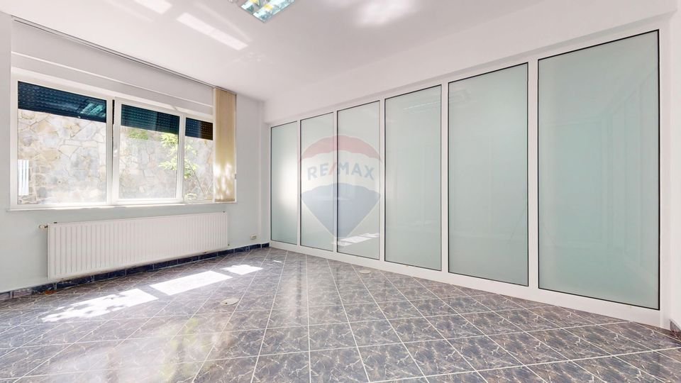 245sq.m Commercial Space for rent, Ultracentral area