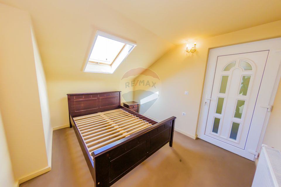 Casă cu 7 camere, 10 ari de vânzare la drumul principal cu 2 intrari