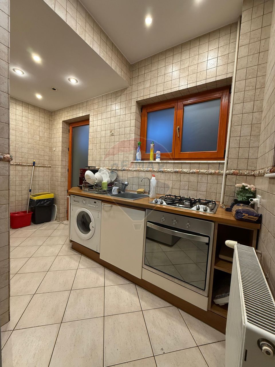 De inchiriat Casă / Vilă 7 camere + curte zona Vatra Luminoasa