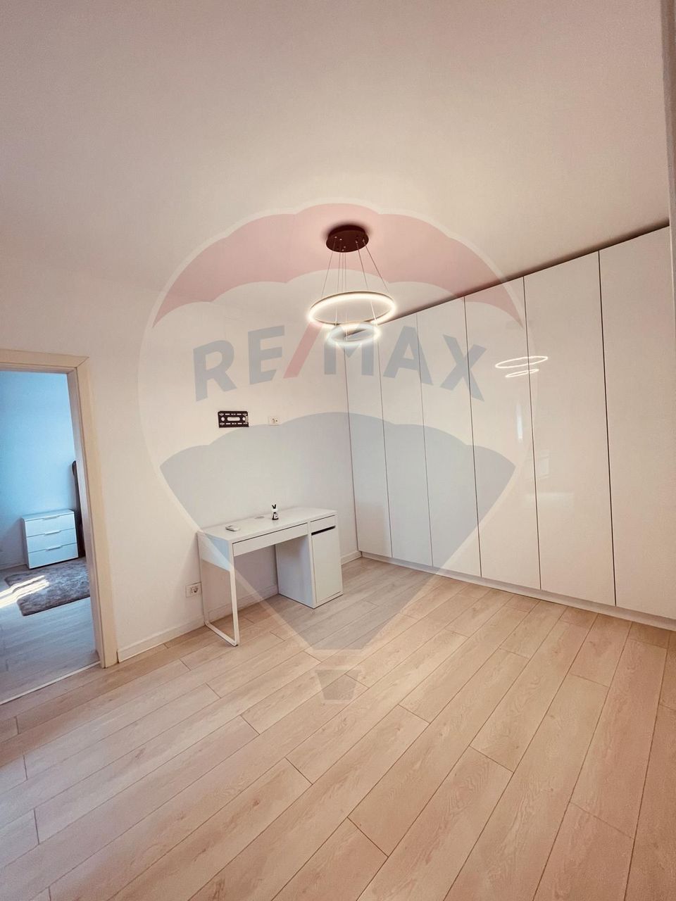 Casă / Vilă cu 4 camere de vânzare în zona Calea Calarasilor