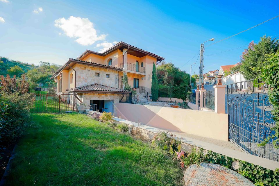 Casă / Vilă cu 5 camere de vânzare în zona Dealuri Oradea
