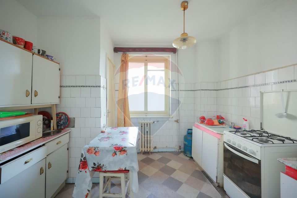 Apartament cu 4 camere de vânzare în zona Dacia
