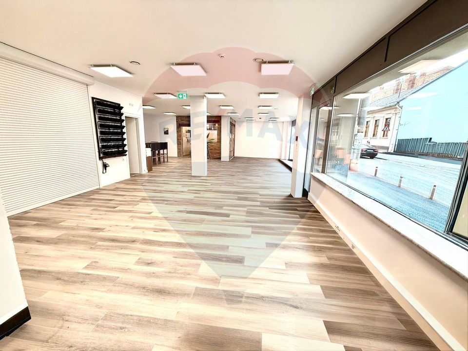 De inchiriat spatiu parter central, vitrina mare, 284 mp