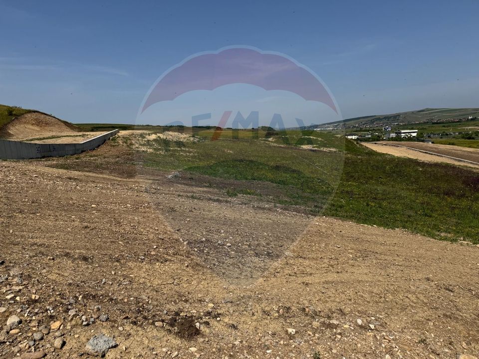 Land 569sqm Sub Coasta / Strada Principala