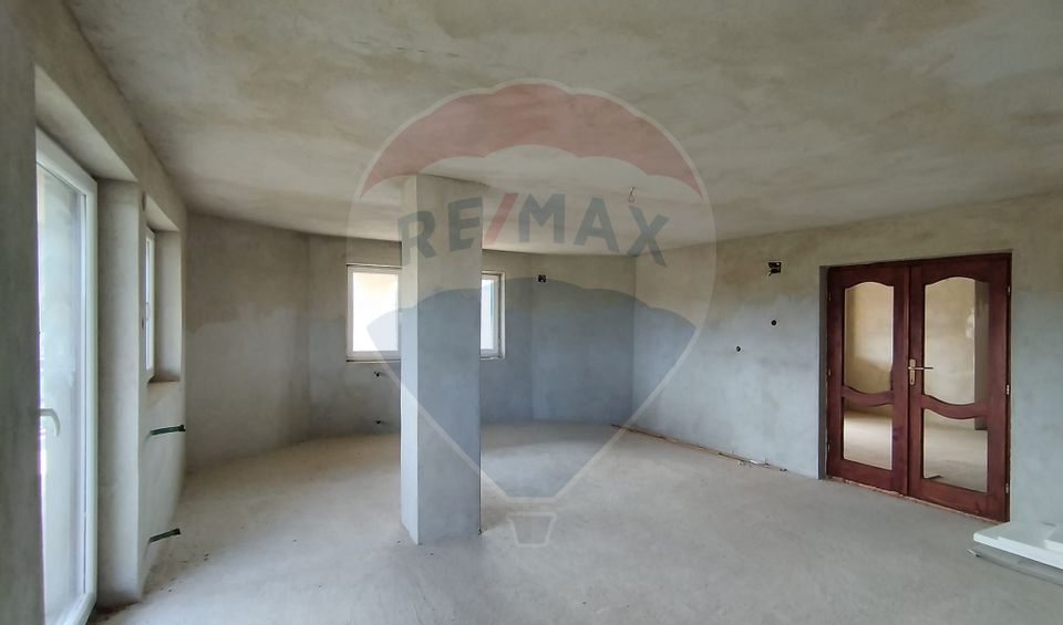 Casă de vânzare cu  teren de 3.869 mp în Cosniciu de Jos /Ip, Sălaj