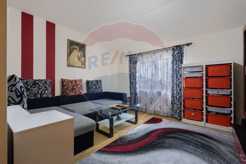 Apartament cu 3 camere de vânzare în zona Dambovita