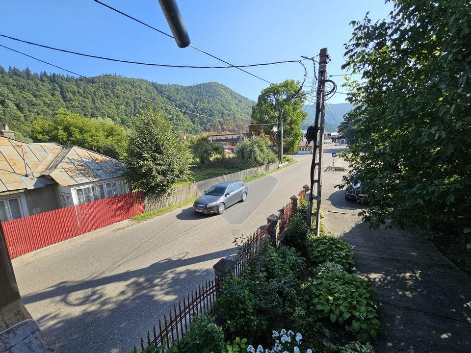 Casă solidă din cărămidă, mobilată, garaj, teren generos – Tarcău