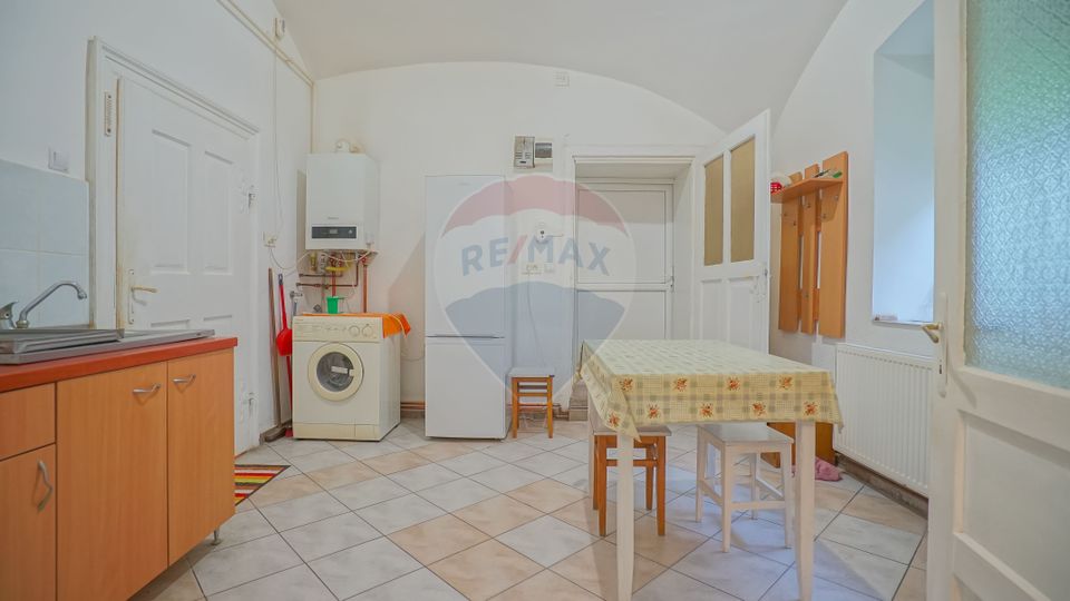 REZERVAT! Casă cu 2 camere și mult potențial, Poarta Schei