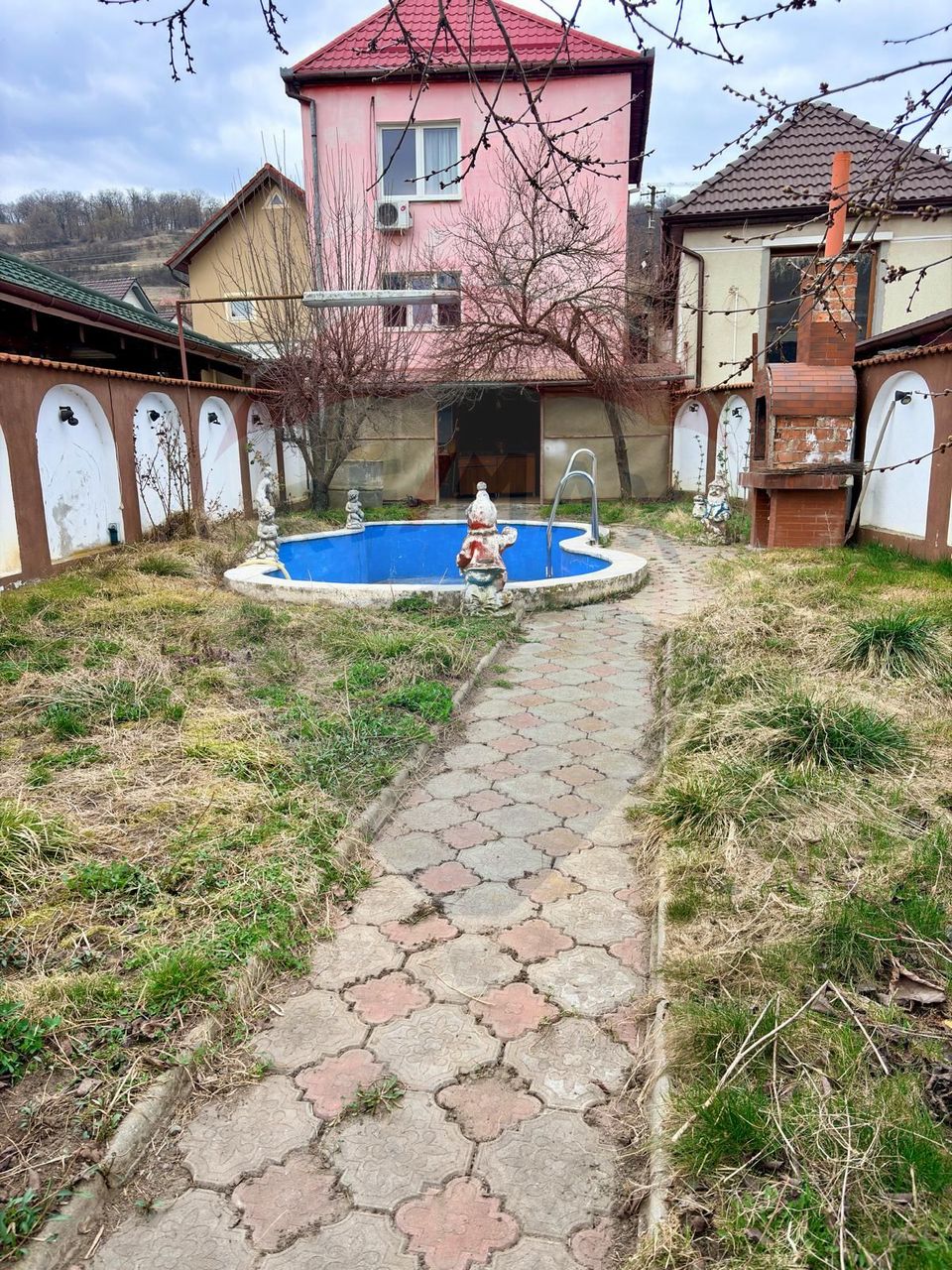 Casă cu curte generoasă și multiple posibilități – zona Moșnei