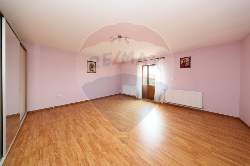 Casă 4 camere, mobilata si utilata, 2 389 m². teren, Sanpetru!