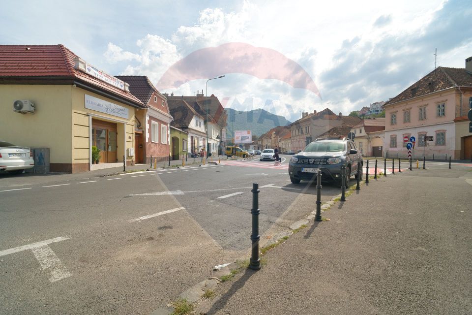 REZERVATA! Corp de casă de renovat, la intrarea pe strada De Mijloc