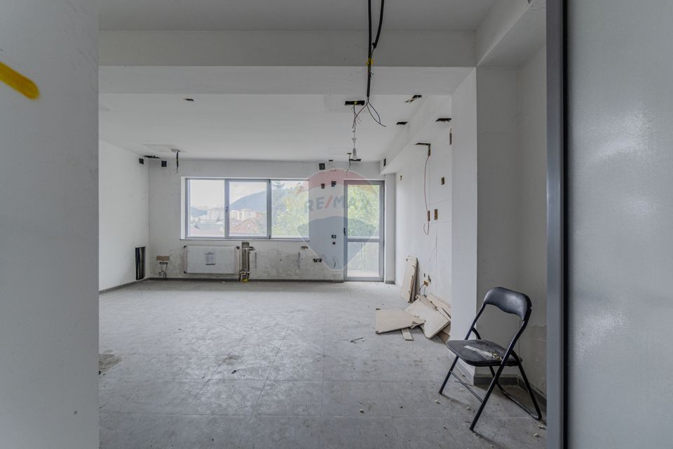 Cladire de 902 mp utili de vânzare, zona Grivitei - DN 13, COMISION 0