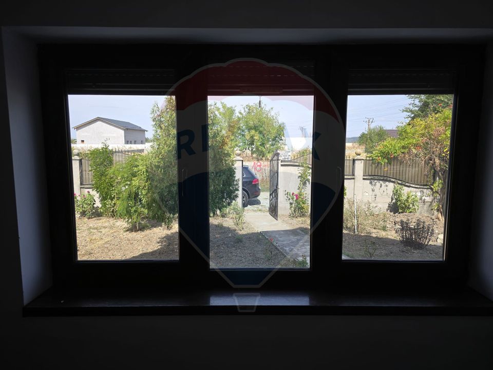 Casă / Vilă cu 4 camere de vânzare în zona Periferie