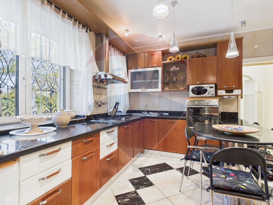 Spectacular villa in Balotesti, 5000 sqm courtyard and indoor pool