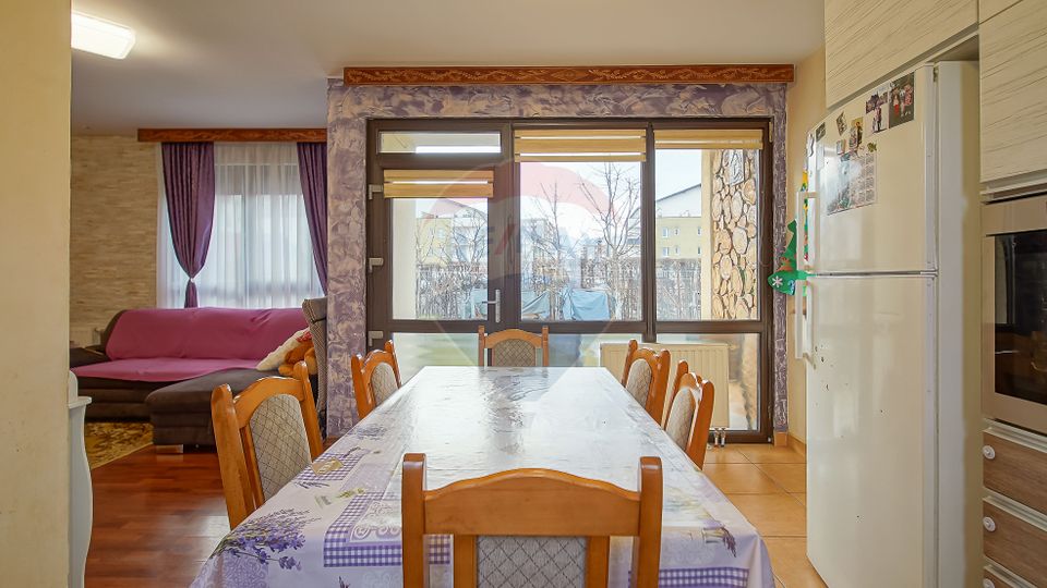 4 room House / Villa for sale, Tractorul area