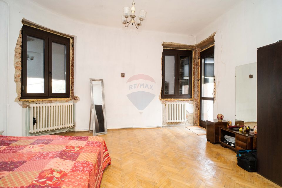 Apartament cu 4 camere de vânzare în zona Central