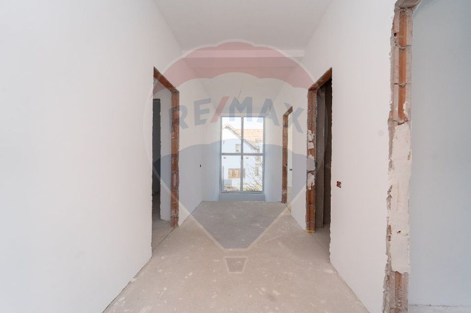 Casă Modernă de Vânzare în Sânpetru