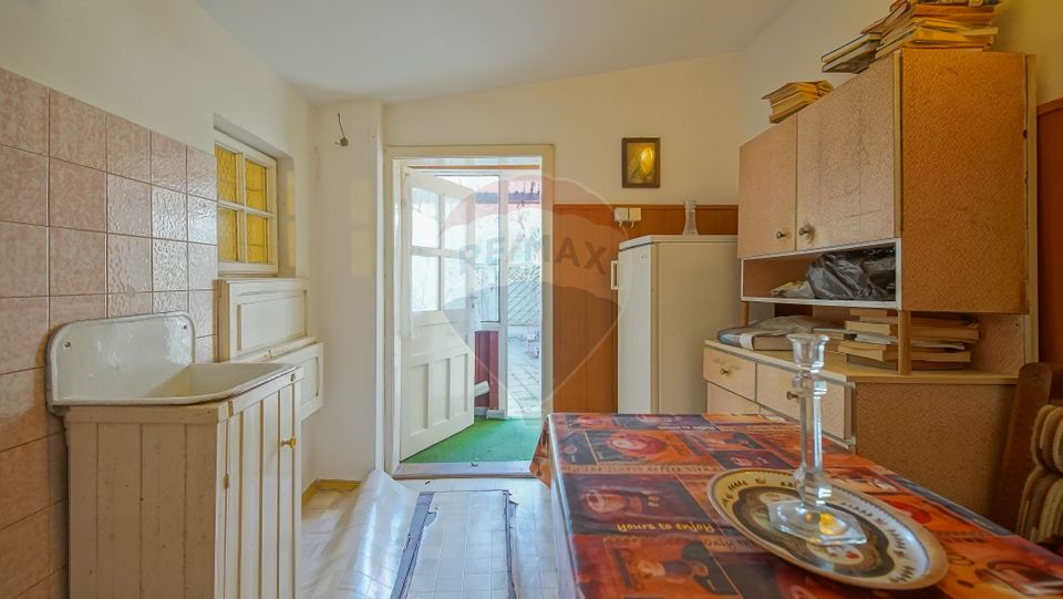 REZERVATA! Vilă individuală cu terasă, curte și două garaje