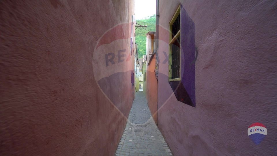 REZERVAT! Casă cu 2 camere și mult potențial, Poarta Schei