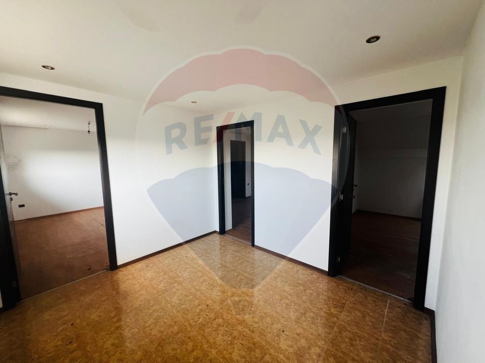 8 room House / Villa for sale