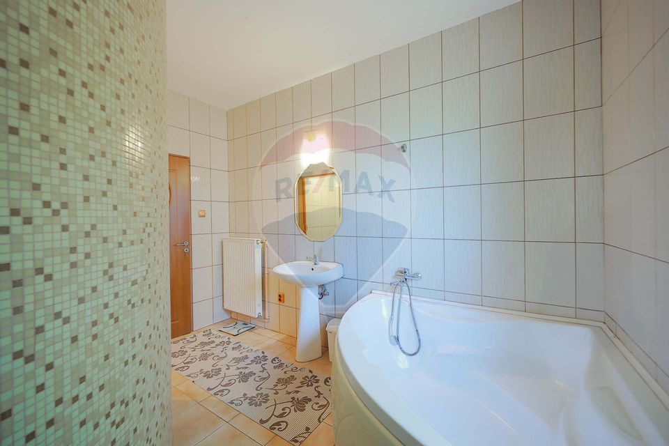 Casă de vânzare cu 1800 mp teren, Paleu