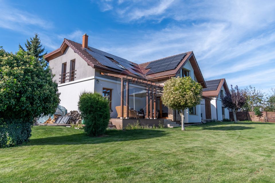 Proprietate exclusivista de vanzare: 2 case | 9 camere | 2000 mp teren