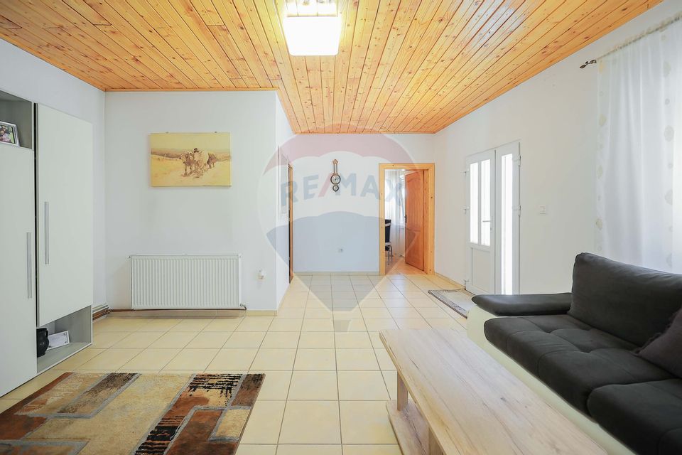 Casă și teren de 1397 mp de vânzare în Ineu, la 18 km de Oradea